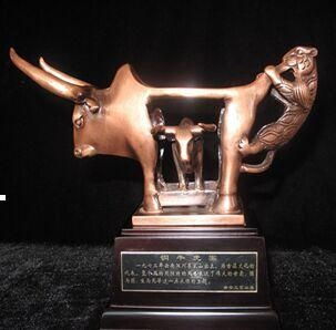 牛虎铜案工艺品 日常生活中的艺术融合